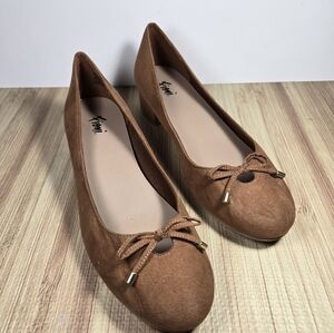 FIONI Closed Toe Ballet Heel Women's Size 9 TAN